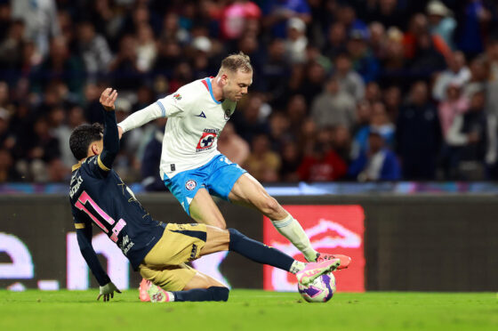 Jorge Ruvalcaba (i), de Pumas, disputa un balón con Carlos Rotondi, de Cruz Azul, durante un partido de la Liga MX. EFE/Alex Cruz (Liga MX)
