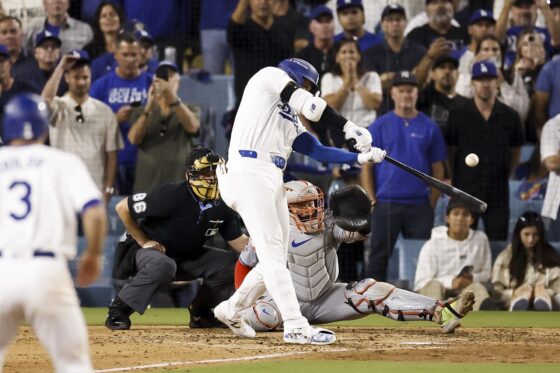 Shohei Ohtani de los Dodgers conecta un sencillo productor durante la sexta entrada del sexto juego de la Serie de Campeonato de la Liga Nacional de las Grandes Ligas de Béisbol (MLB) EFE/EPA/CAROLINE BREHMAN