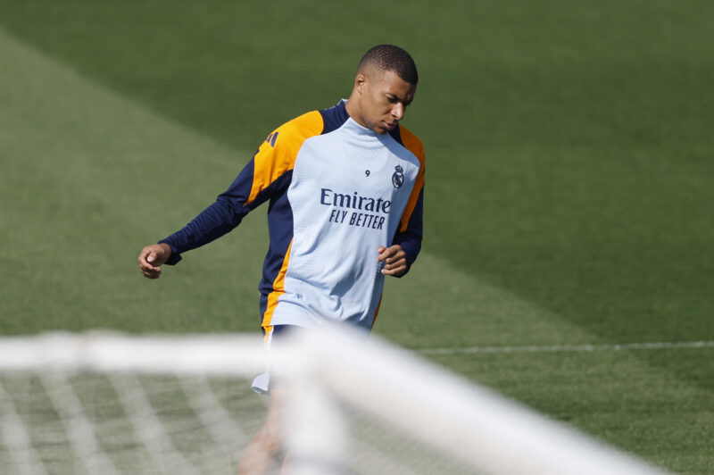 Mbappé fue blanco de una dura crítica de Thierry Henry El jugador del Real Madrid Kylian Mbappé, durante un entrenamiento en la Ciudad Deportiva de Valdebebas. EFE/ Rodrigo Jiménez
