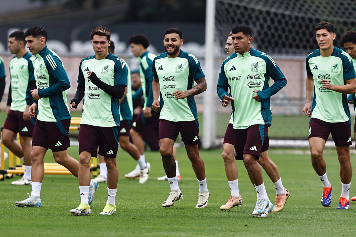 Jugadores de la selección mexicana de fútbol, participan en un entrenamiento previo al amistoso contra Valencia en el Centro de Alto Rendimiento este martes, en Ciudad de México (México). EFE/Sáshenka Gutiérrez
