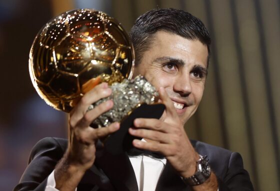 El centrocampista del Manchester City y de la selección española Rodri gana el France Football Balón de Oro Masculino 2024 en la ceremonia del Balón de Oro 2024 en el Teatro du Chatelet en París, Francia, el 28 de octubre de 2024. EFE/EPA/MOHAMMED BADRA