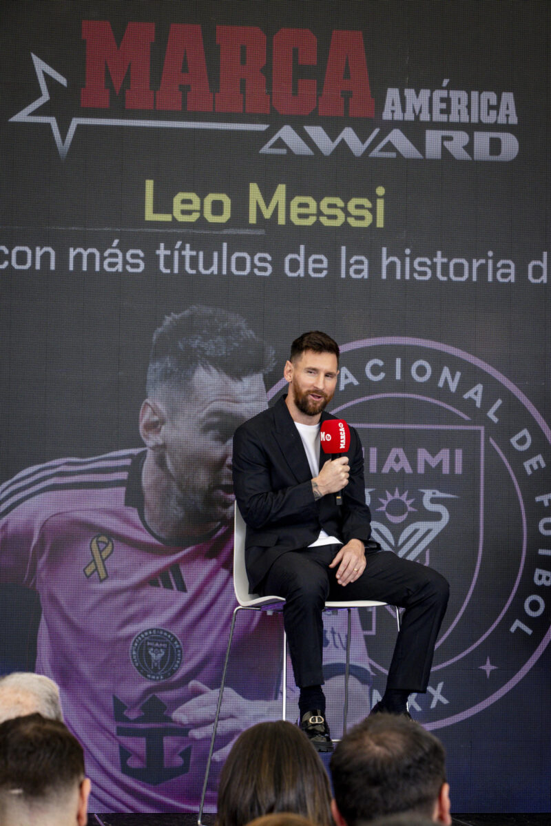 Lionel Messi recibe el premio al jugador más ganador de la historia Lionel Messi recibe el premio al jugador más ganador de la historia