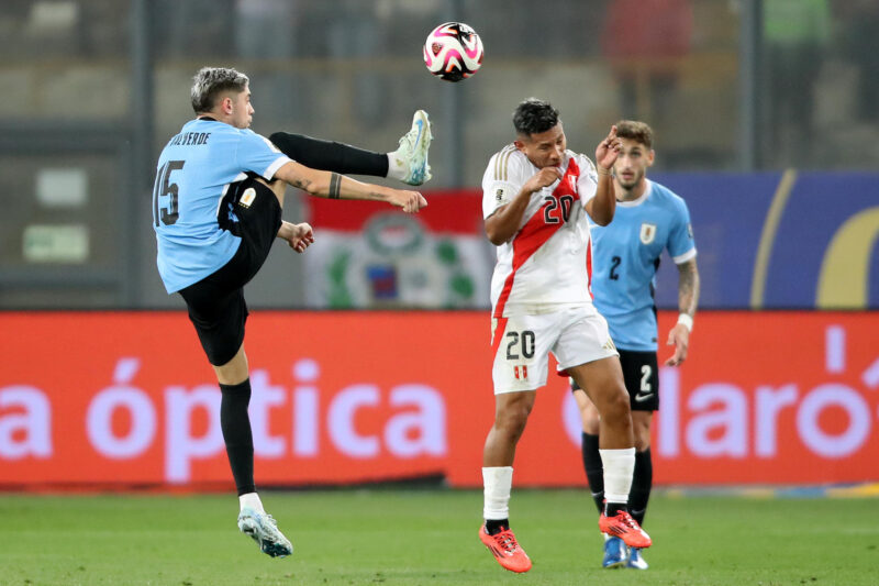 Los goles de la Fecha 9 de las Eliminatorias CONMEBOL ¡Así la tabla! Edison Flores (d) de Perú disputa un balón con Federico Valverde de Uruguay en el estadio Nacional de Perú en Lima (Perú). EFE/ Paolo Aguilar
