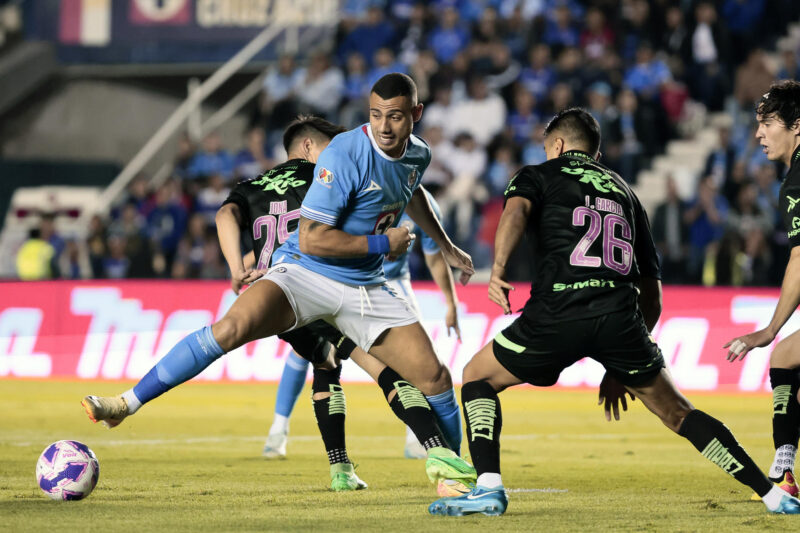 Georgios Giakoumakis (c) de Cruz Azul disputa el balón con José García de Juárez, este miércoles durante un partido de la jornada 13 del Torneo Apertura del fútbol mexicano, disputado en el Estadio Ciudad de los Deportes, en Ciudad de México (México). EFE/ José Méndez