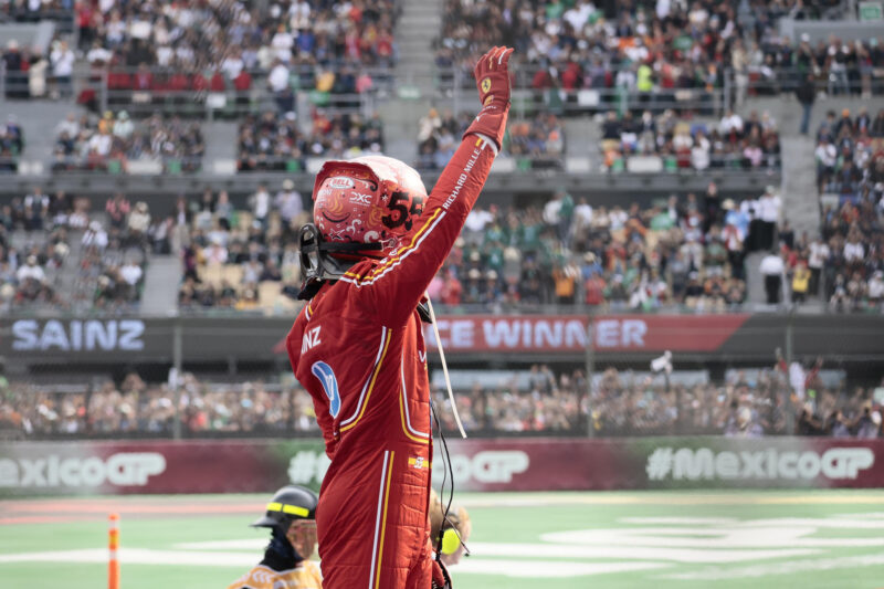 El piloto español del equipo Ferrari Carlos Sainz, celebra tras ganar este domingo en el Gran Premio de Fórmula 1 en el autódromo Hermanos Rodriguez de la Ciudad de México (México). EFE/José Méndez