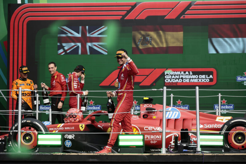 El piloto español del equipo Ferrari Carlos Sainz, celebra tras ganar este domingo en el Gran Premio de Fórmula 1 en el autódromo Hermanos Rodriguez de la Ciudad de México (México). EFE/José Méndez