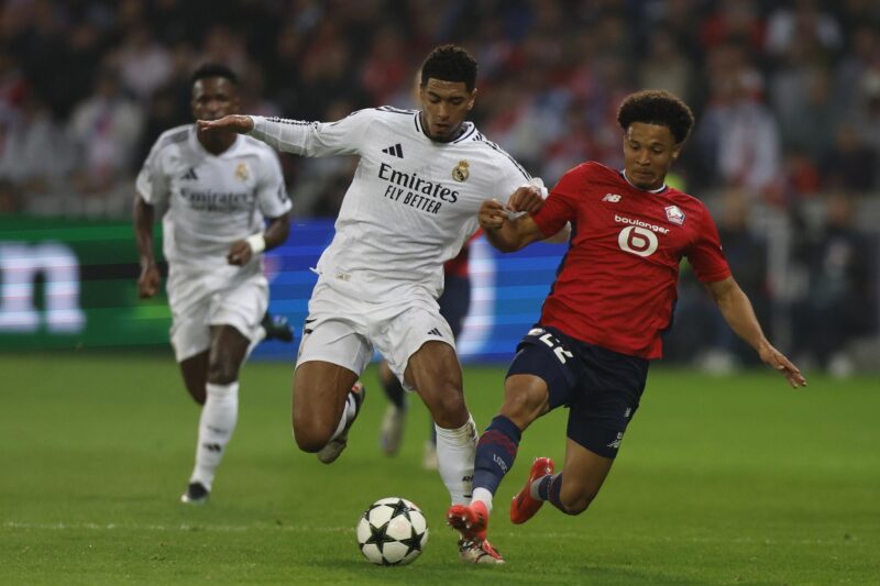 El jugador del Lille Tiago Santos (d) en acción ante el inglés del Madrid Jude Bellingham durante el partido de la segunda jornada de la Liga de Campeones que juegan Lille y Real Madrid en Lille, Francia. , EFE/EPA/MOHAMMED BADRA