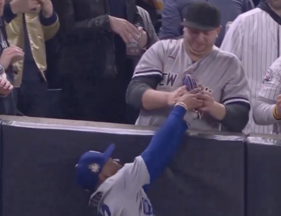 Fanáticos de Yankees intentan robar bola a Mookie Betts