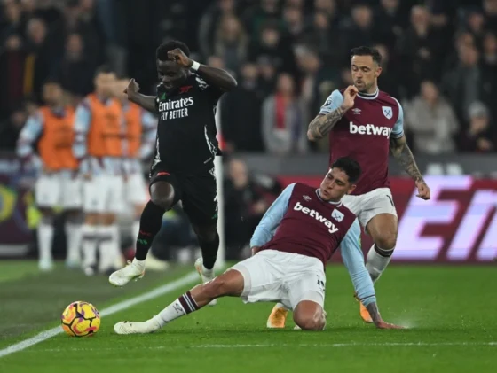 Edson Álvarez en la derrota del West Ham ante el Arsenal en un partido de lluvia de goles. (Foto: EFE)