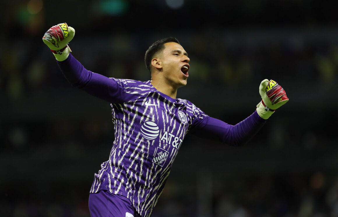 MEX2272. CIUDAD DE MÉXICO (MÉXICO), 15/04/2023.- El portero Luis Malagón del América celebra un gol de su equipo durante el partido por la jornada 15 del torneo Clausura 2023 del fútbol mexicano entre Cruz Azul y América hoy, en el estadio Azteca de Ciudad de México (México). EFE/ Sáshenka Gutiérrez