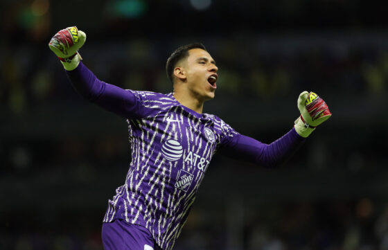 MEX2272. CIUDAD DE MÉXICO (MÉXICO), 15/04/2023.- El portero Luis Malagón del América celebra un gol de su equipo durante el partido por la jornada 15 del torneo Clausura 2023 del fútbol mexicano entre Cruz Azul y América hoy, en el estadio Azteca de Ciudad de México (México). EFE/ Sáshenka Gutiérrez