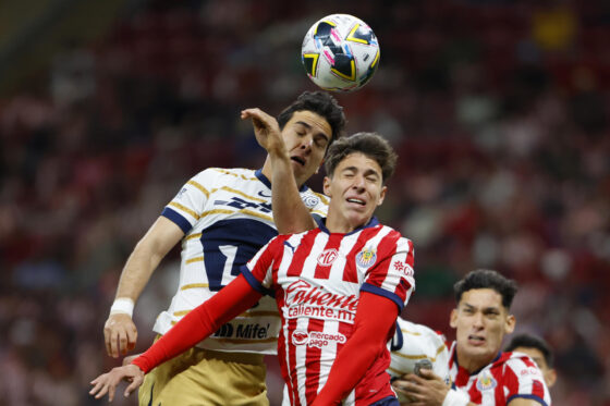 AME4250. GUADALAJARA (MÉXICO), 02/11/2024.- Mateo Chávez (d) del Chivas de Guadalajara disputa un balón con Ulíses Rivas de Pumas este sábado, en un partido por la jornada 15 del torneo Apertura 2024 de la Liga MX, entre Guadalajara y Pumas en el estadio Akron en la ciudad de Guadalajara, Jalisco (México-Chivas-Pumas UNAM). EFE/ Francisco Guasco