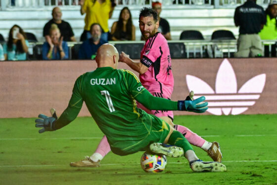 FORT LAUDERDALE, 26/10/2024.- El portero del Atlanta United, Brad Guzan (i), intenta bloquear un balón ante el centrocampista del Inter Miami, Lionel Messi (d), durante el partido de las eliminatorias de la Copa MLS disputado entre el Inter Miami y el Atlanta United este viernes 25 de octubre en el Chase Stadium en Fort Lauderdale, Florida. El Inter Miami tomó ventaja en la eliminatoria de primera ronda de la MLS Cup (1-0) ante el Atlanta United después de imponerse este viernes por 2-1 gracias a un gol de Jordi Alba que rompió el muro de un Brad Guzan inmenso. EFE/Giorgio Viera