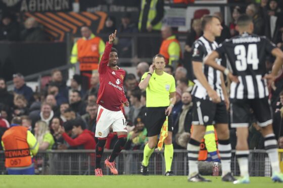 Manchester (United Kingdom), 07/11/2024.- Amad Diallo of Manchester United (L) celebrates scoring the 1-0 goal during the UEFA Europa League match between Manchester United and PAOK in Manchester, Great Britain, 07 November 2024. (Gran Bretaña, Reino Unido) EFE/EPA/ADAM VAUGHAN
