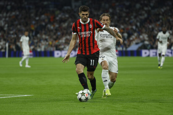 MADRID, 05/11/2024.- El centrocampista croata del Real Madrid Luka Modric (d) persigue a Christian Pulisic, del AC Milan, durante el partido de primera ronda de la Liga de Campeones que Real Madrid y AC Milan disputan este martes en el estadio Santiago Bernabéu, en Madrid. EFE/Juanjo Martín