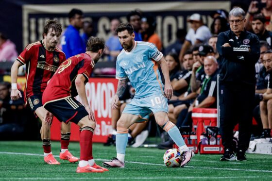 Atlanta (United States), 02/11/2024.- Inter Miami forward Lionel Messi (2-R) in action against Atlanta United midfielder Aleksey Miranchuk (2-L) and Atlanta United midfielder Saba Lobzhanidze (L) as Inter Miami head coach Gerardo Martino (R) looks on during the first half of a MLS Cup playoff soccer match between Inter Miami and Atlanta United in Atlanta, Georgia, USA, 02 November 2024. Inter Miami leads the best of three series 1-0. EFE/EPA/ERIK S. LESSER