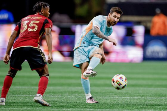 Atlanta (United States), 02/11/2024.- Inter Miami forward Lionel Messi (R) in action against Atlanta United midfielder Ajani Fortune (L) during the first half during the first half of a MLS Cup playoff soccer match between Inter Miami and Atlanta United in Atlanta, Georgia, USA, 02 November 2024. Inter Miami leads the best of three series 1-0. EFE/EPA/ERIK S. LESSER