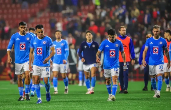 Jugadores de Cruz Azul reaccionan al perder este miércoles, en un partido de ida de los cuartos de final del torneo Apertura 2024 de la Liga MX, entre Tijuana y Cruz Azul, en el Estadio Caliente en Tijuana (México). EFE/ Alejandro Zepeda