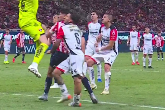 Edgar Zaldívar sale lesionado ante las Chivas. (Foto: Captura de pantalla)