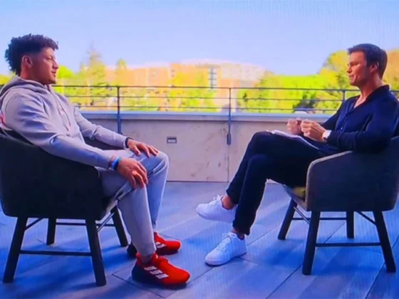 Patrick Mahomes durante una entrevista con Tom Brady