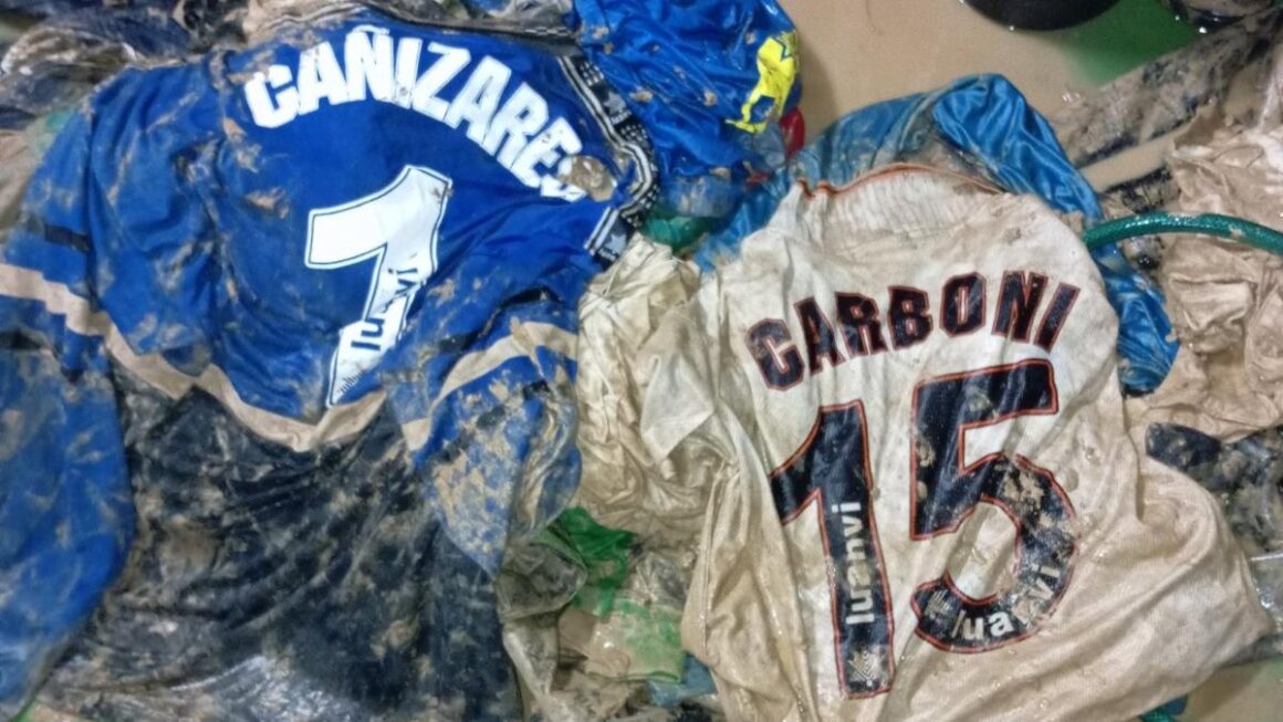Hincha del Valencia arriesga la vida por su colección de camisetas