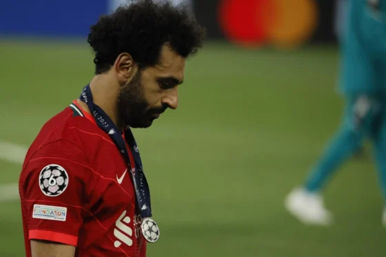 Mohamed Salah tendría un pie fuera el Liverpool