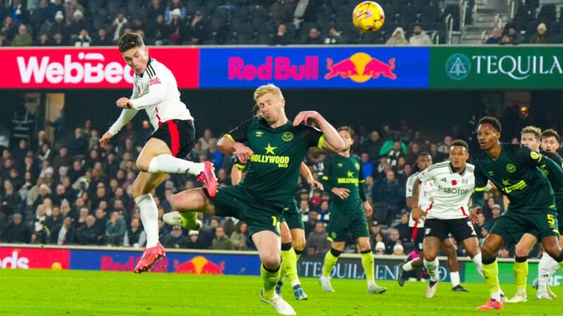 Raúl Jiménez y Fulham dan vuelta al partido sobre la hora