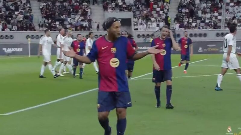 Ronaldinho con la magia intacta en el Clásico de leyendas (VÍDEO)