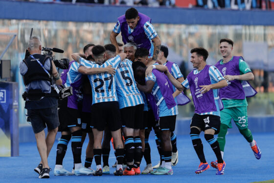 AMDEP528. ASUNCIÓN (PARAGUAY), 23/11/2024.- Jugadores de Racing celebran un gol este sábado, en la final de la Copa Sudamericana entre Racing Club y Cruzeiro en el estadio General Pablo Rojas en Asunción (Paraguay). EFE/ Juan Pablo Pino