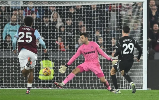 West Ham ante el Arsenal en un partido de lluvia de goles. (Foto: EFE)
