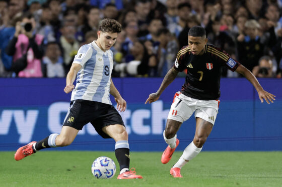 Julián Álvarez (i) de Argentina, que vuelve a estar en la cima del ranking FIFA, disputa un balón con Andy Polo de Perú, en un partido de las eliminatorias sudamericanas para el Mundial de 2026. EFE/ Juan Ignacio Roncoroni