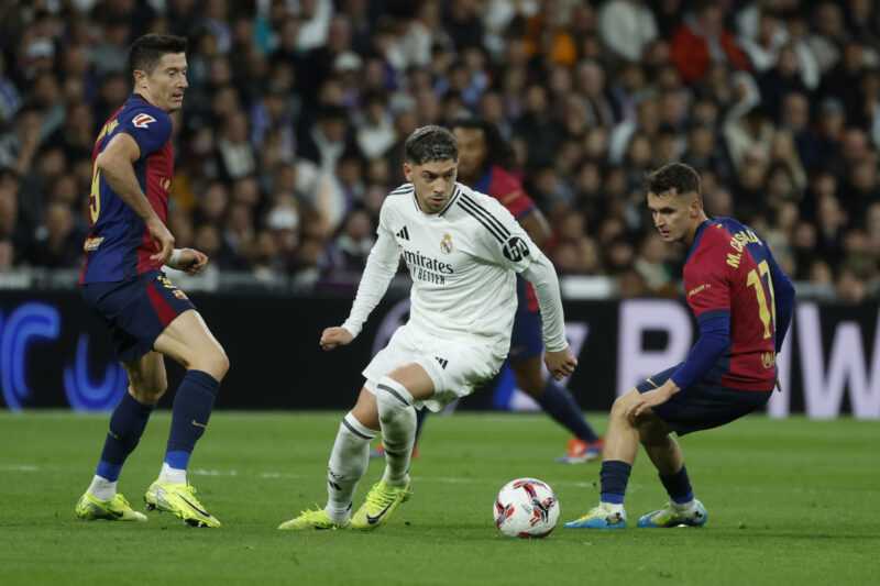 El centrocampista del Real Madrid Fede Valverde (c) durante el último partido contra el FC Barcelona en el Santiago Bernabéu. EFE/Juanjo Martín/archivo
