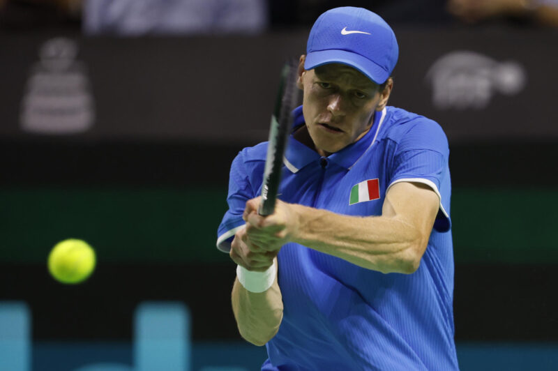 MÁLAGA, 23/11/2024.- El italiano Jannik Sinner devuelve una bola al australiano Alex de Miñaur, durante el partido de semifinales de la Copa Davis de tenis, este sábado en el Pabellón José María Martín Carpena de Málaga. EFE/Álvaro Cabrera