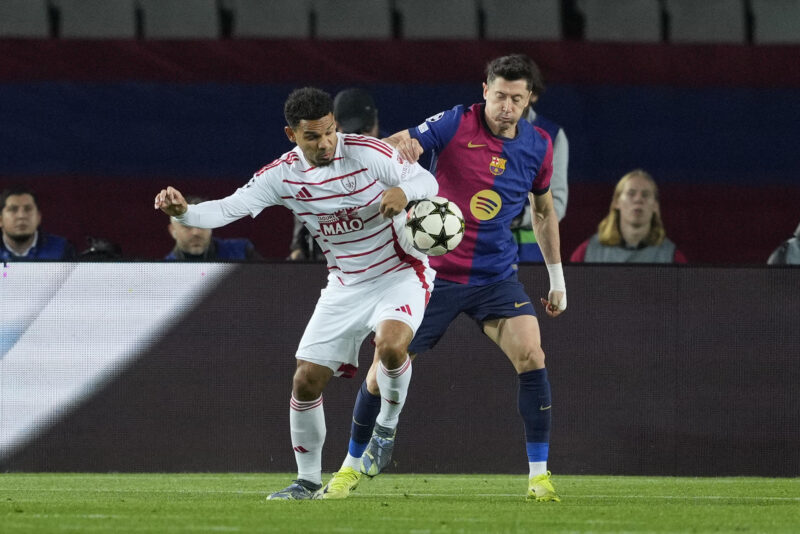 FC Barcelona suma 3 pts y escala posiciones en UEFA Champions League El delantero polaco del FC Barcelona Robert Lewandowski (d) disputa un balón ante el defensa francés del Brest Kenny Lala durante el encuentro correspondiente a la fase regular de la Liga de Campeonesen el estadio Lluis Company, en Barcelona. EFE / Alejandro García