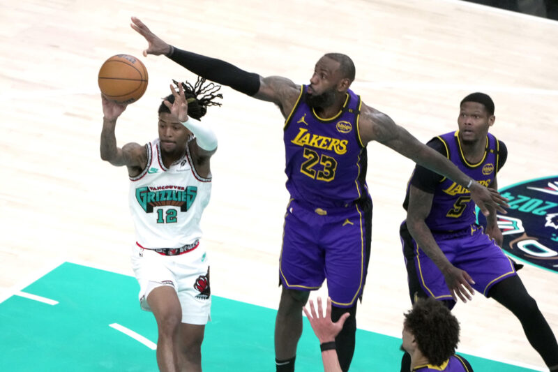 El base Ja Morant (i) de Grizzlies da una pase ante la defensa del alero LeBron James de los Lakers este miércoles, en la segunda parte del partido entre Memphis Grizzlies y Los Angeles Lakers, en el FedEx Forum en Memphis, Tennesse (Estados Unidos).EFE/ Karen Pulfer Focht
