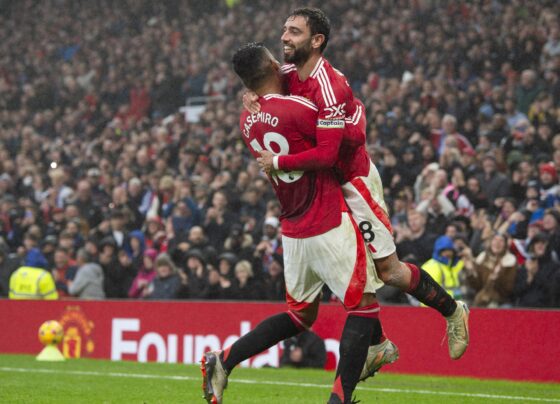 Los jugadores del Manchester United Bruno Fernandes y Casemiro (i) celebran el segundo gol de su equipo durante el partido de la Premier League que han jugado Manchester United y Leicester City, en Manchester, Reino Unido. EFE/EPA/PETER POWELL