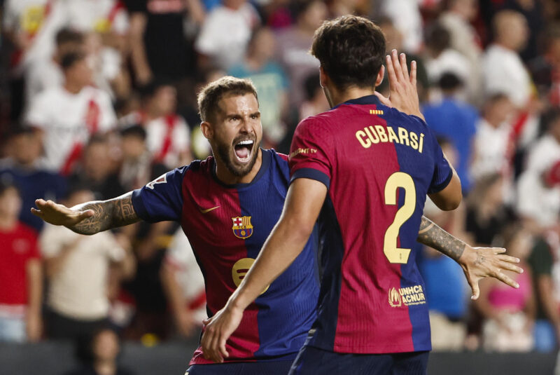 Red Star vs Barcelona EN VIVO: Alineaciones, hora y por dónde ver Fotografía de archivo de los jugadores del FC Barcelona Íñigo Martínez (i) y Pau Cubarsí (d). EFE/Sergio Pérez