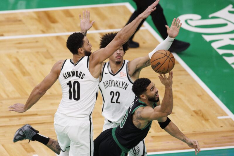 El alero de los Boston Celtics Jayson Tatum (D), lanza a canasta ante la defensa del escolta Ben Simmons (I) y del alero Jalen Wilson, de los Brooklyn Nets. EFE/EPA/CJ GUNTHER SHUTTERSTOCK PROHIBIDO SU USO