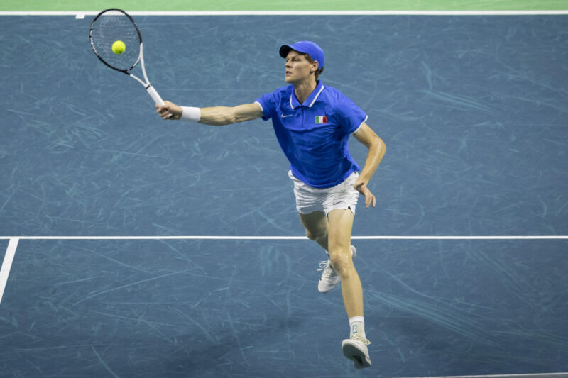 MÁLAGA, 23/11/2024.- El italiano Jannik Sinner devuelve una bola al australiano Alex de Miñaur, durante el partido de semifinales de la Copa Davis de tenis, este sábado en el Pabellón José María Martín Carpena de Málaga. EFE/Álvaro Cabrera