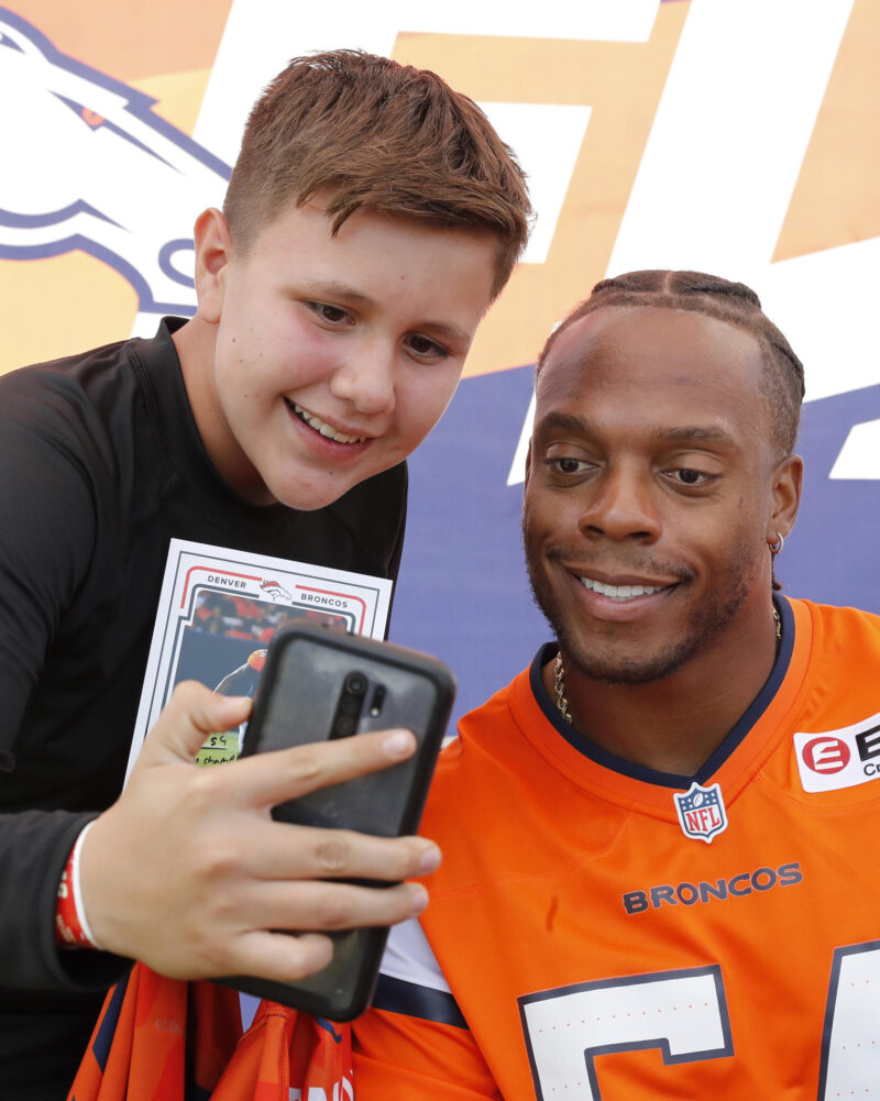 El ex jugador de los Denver Broncos de la NFL, Brandon Marshall (d) posa junto a un niño este domingo en una práctica del 'Flag Tochito' en Ciudad de México (México). EFE/ Mario Guzmán