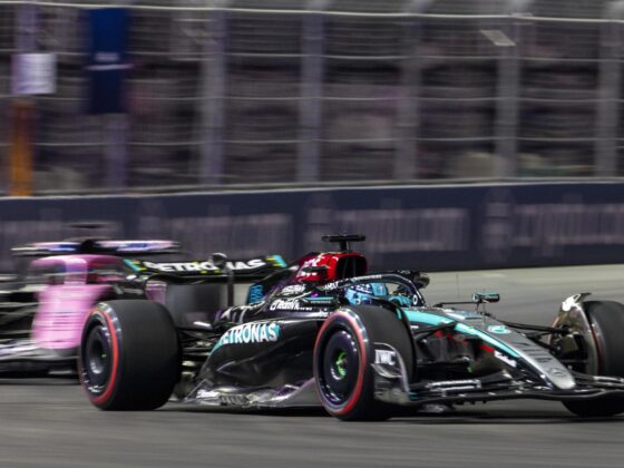 El piloto británico de Mercedes George Russell, en acción durante los entrenamientos libres del Gran Premio de Fórmula Uno de Las Vegas. EFE/EPA/SHAWN THEW