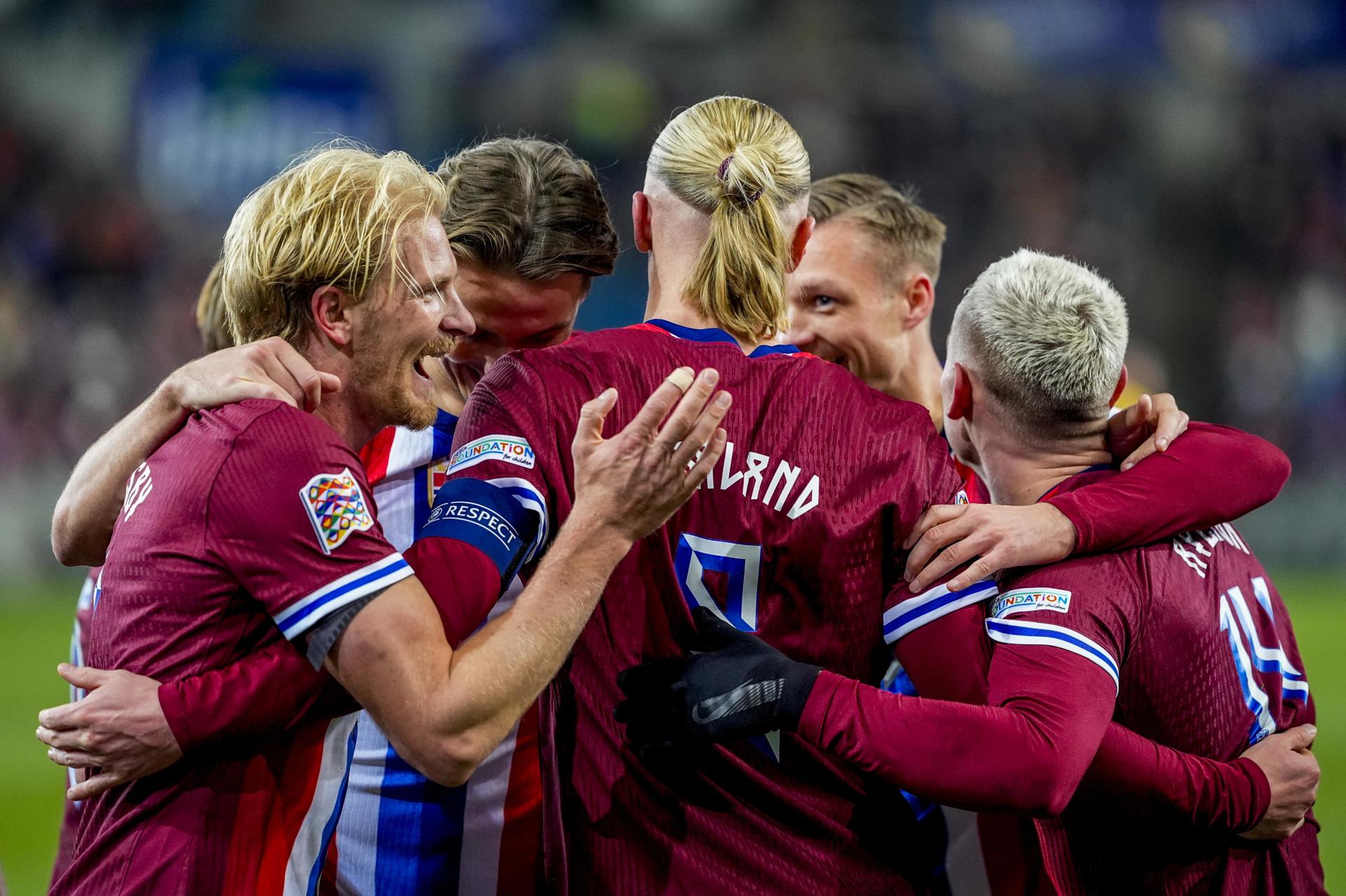 Los internacionales noruego clebran uno gol de Erling Braut Haaland durante el partido de la UEFA Nations League jugado en el Ullevaal Stadium, Oslo, Noruega. EFE/EPA/Fredrik Varfjell NORWAY OUT 