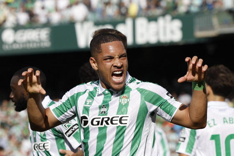 Vítor Roque: el fichaje más caro de la historia de Sudamérica El delantero brasileño del Real Betis, Vítor Roque, celebra su gol contra el Celta de Vigo. EFE/ Julio Muñoz