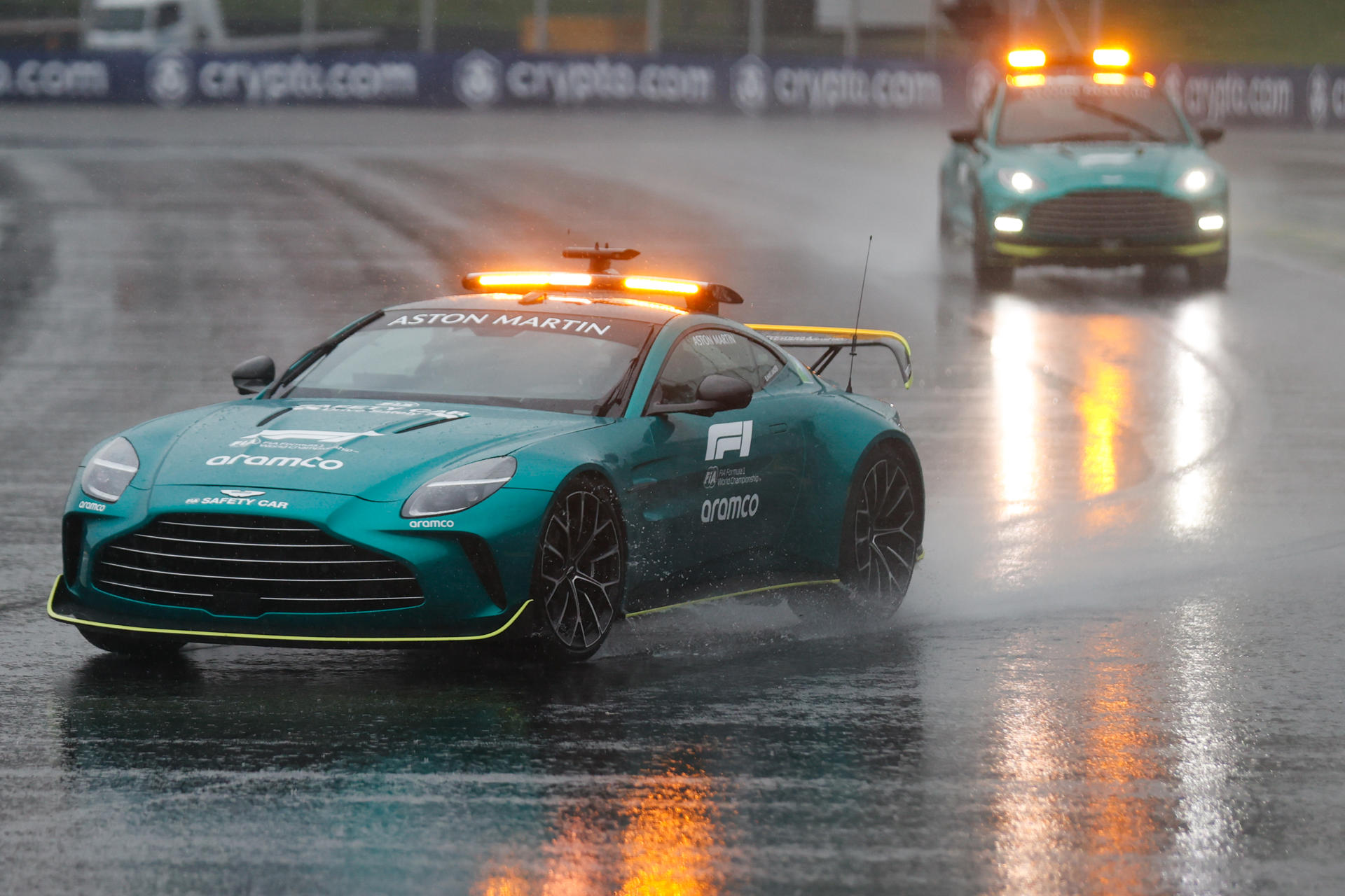 AME4205. SAO PAULO (BRASIL), 02/11/2024.- Los coches de seguridad recorren bajo la lluvia este sábado, el circuito del autódromo de Interlagos en São Paulo (Brasil). Las eliminatorias para definir las posiciones de salida del Gran Premio São Paulo de Fórmula 1 fueron pospuestas para la mañana del domingo debido a la lluvia caída durante la tarde en São Paulo. EFE/ André Coelho 