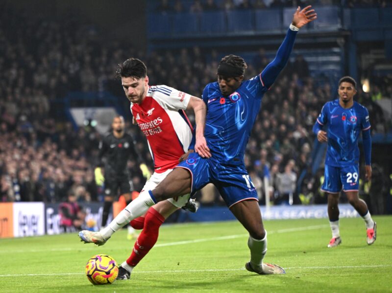 1-1 Arsenal vs Chelsea: Arsenal lucha por ganar, sin éxito El jugador del Chelsea Noni Madueke (d) y el del Arsenal Declan Rice (I) en acción durante el partido de la Premier League que han jugado Chelsea FC y Arsenal FC, en Londres, Reino Unido. EFE/EPA/DANIEL HAMBURY