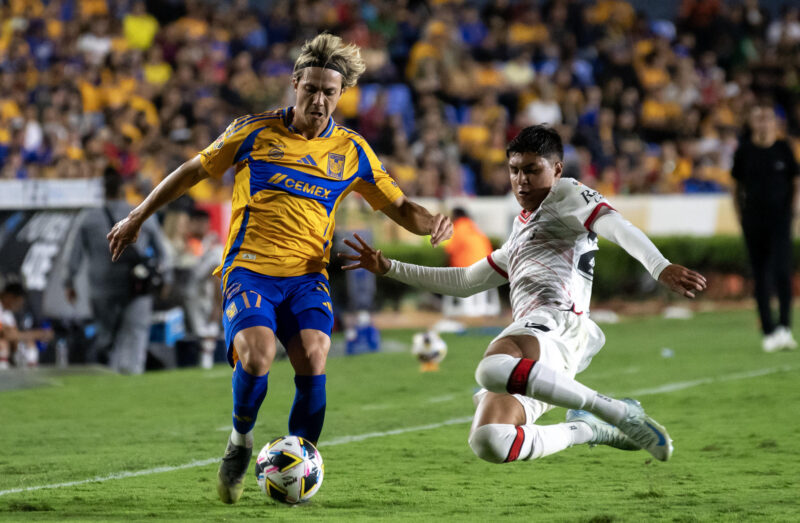 Liga MX: Así luce el Play-in y la Liguilla del Apertura 2024 Sebastian Cordoba (i) de Tigres disputa un balón con Everardo Lopez de Toluca este miércoles, durante un partido de la jornada 16 del Torneo Apertura 2024 MX entre Tigres y Toluca en el estadio Universitario de Monterrey (México). EFE/ Miguel Sierra