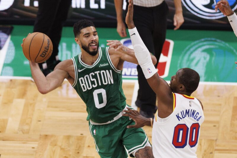 El alero de los Boston Celtics Jayson Tatum (I) pasa el balón ante la oposición del alero de los Golden State Warriors, Jonathan Kuminga (D), durante el partido de baloncesto de la NBA entre los Boston Celtics y los Golden State Warriors en Boston, Massachusetts. EFE/EPA/CJ GUNTHER SHUTTERSTOCK PROHIBIDO