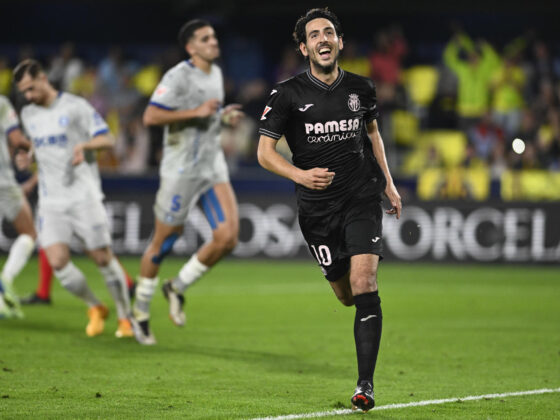 - El jugador del Villarreal Dani Parejo celebra el segundo gol de su equipo durante el partido de LaLiga entre el Villarreal y el Alavés, este sábado en el estadio de la Cerámica. EFE/ Andreu Esteban