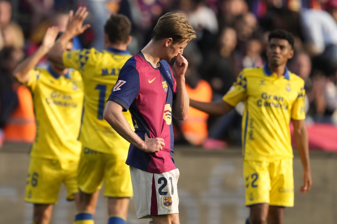 El centrocampista neerlandés del Barcelona Frenkie de Jong tras la derrota ante Las Palmas en partido de LaLiga en el Estadio Olímpico Lluís Companys en Barcelona este sábado. EFE/Enric Fontcuberta