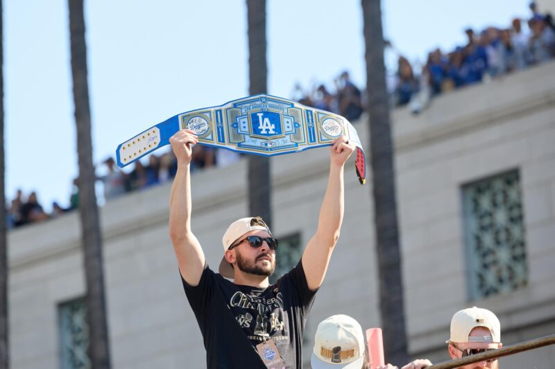 Los Dodgers de Los Angeles celebran el título de la Serie Mundial con su fanaticada en Los Angeles, California (EEUU). EFE/ALLISON DINNER